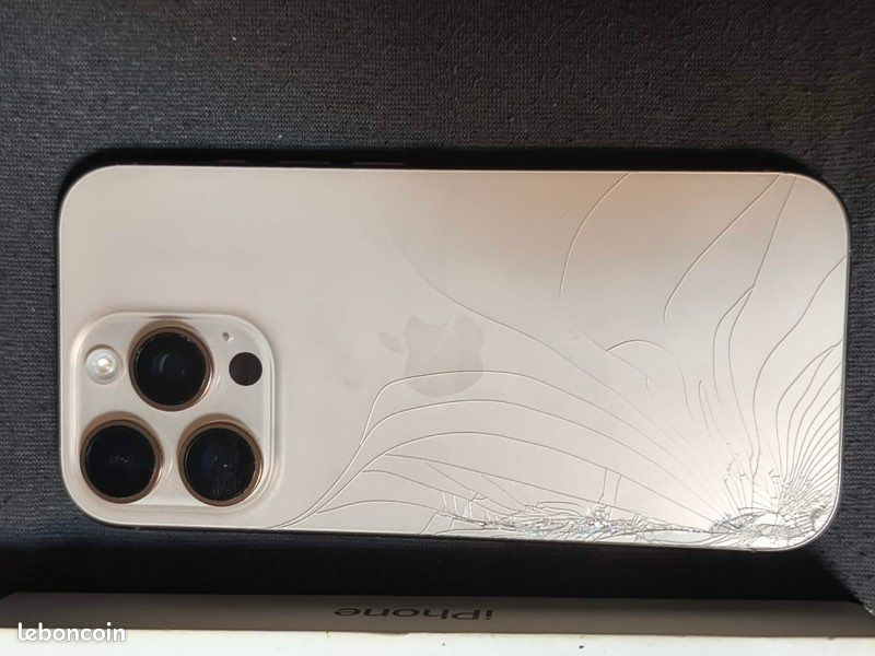 Je vende mon téléphone iPhone 16 Pro, il est cassé derrière (image 2)