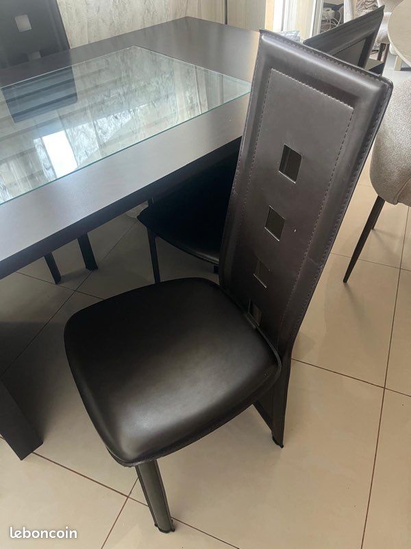 Table (image 3)