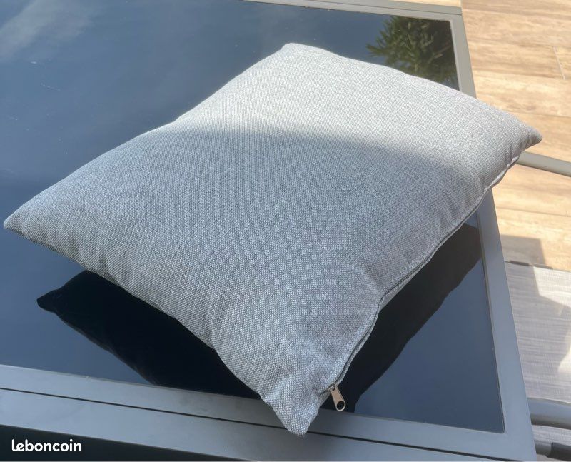 Coussins gris (image 2)
