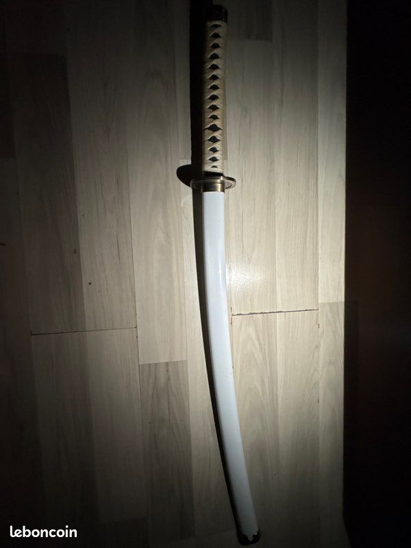Katana en bois (image 1)