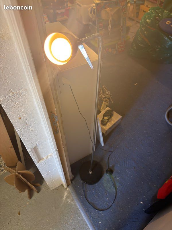Lampadaire vintage orientable en métal noir – Fonctionnel (image 4)