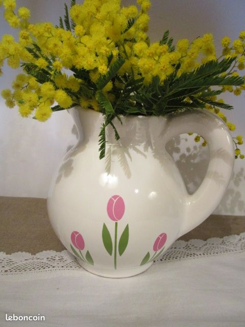 PICHET en FAIENCE ? BLANCHE DECOR TULIPES DES ANNEES 70 (image 1)