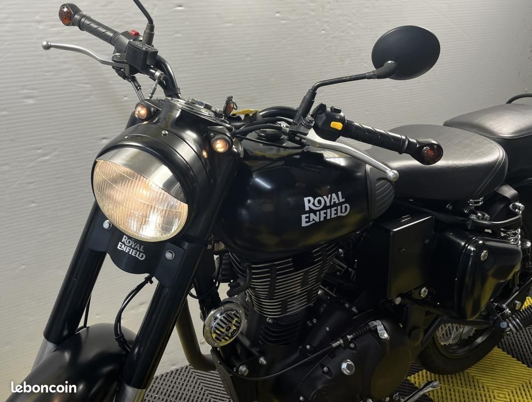 Royal Enfield CLASSIC 500 STEALTH BLACK MY19 (image 8)