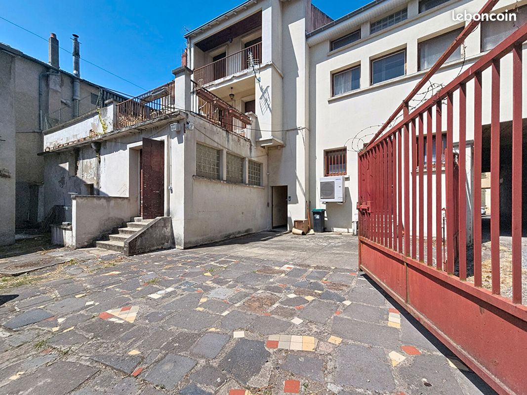 Immeuble 384 m² · à Les Martres-de-Veyre · 384 m² · 450 000 €