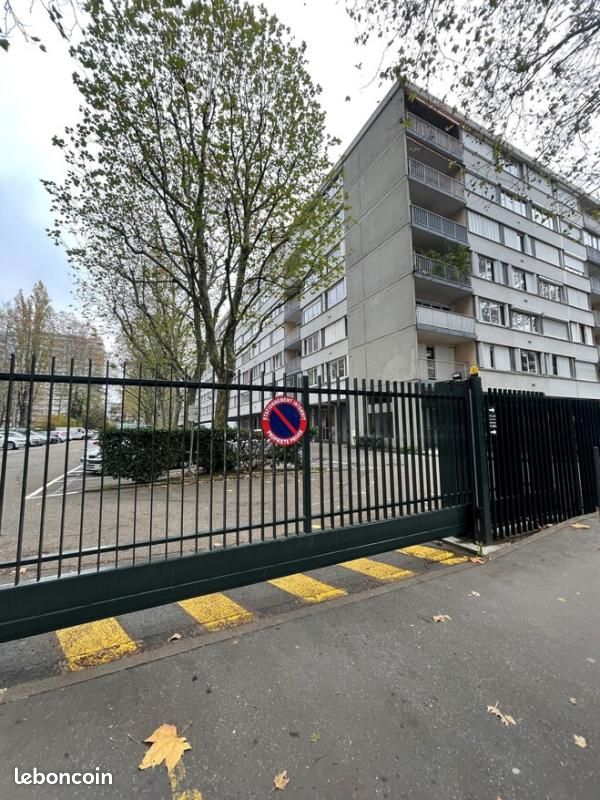 Parking 12 m² · à Villeurbanne · 12 m² · 77 €/mois