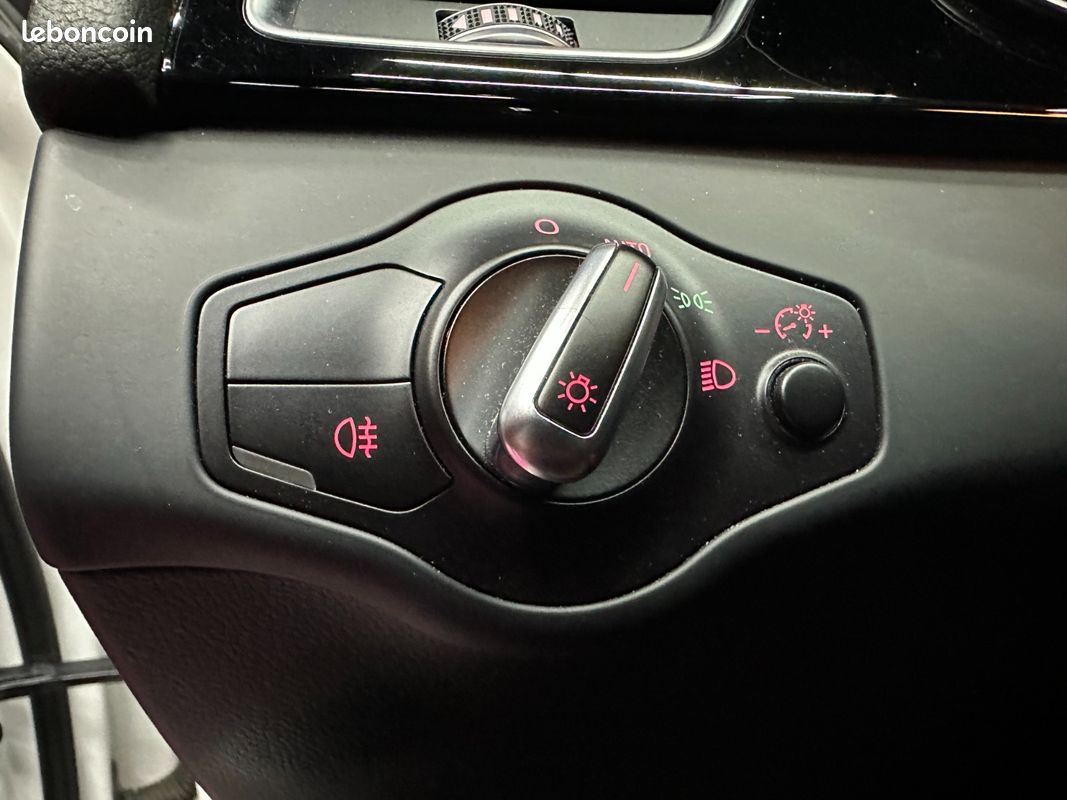 AUDI RS4 AVANT V8 4.2 FSI 450 Quattro S Tronic 7 / PACK CARBONE INTÉRIEUR / VOLANT MÉPLAT / SIÈGES ÉLECTRIQUES (image 28)