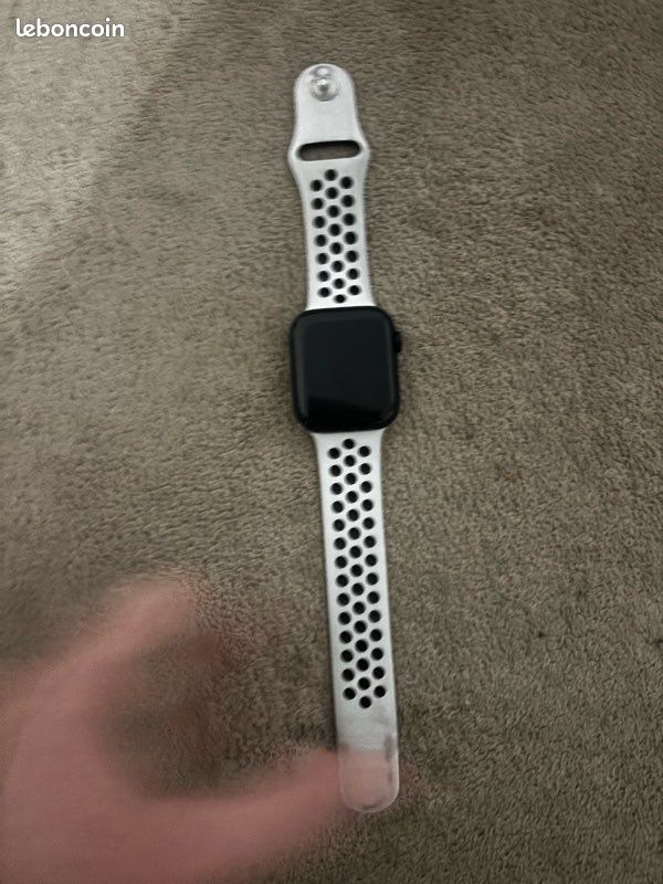 Apple Watch SE 40mm (image 1)
