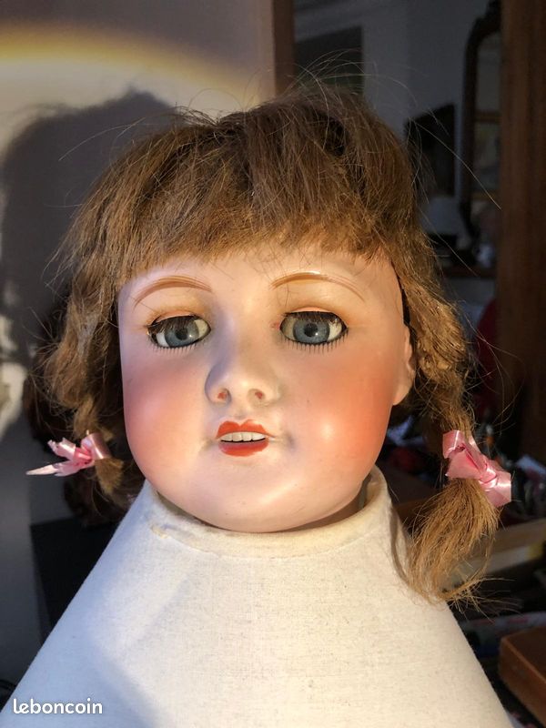 Belle poupée ancienne avec bouche fermée et accessoires