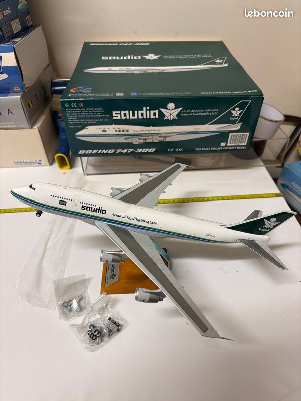 MEZHEN Modèle d'avion pour 777 Alitalia Alliage Échelle 1/400 Diecast Modèle d'avion en métal avec support pour affichage Collection Cadeau Noël Modèles miniatures