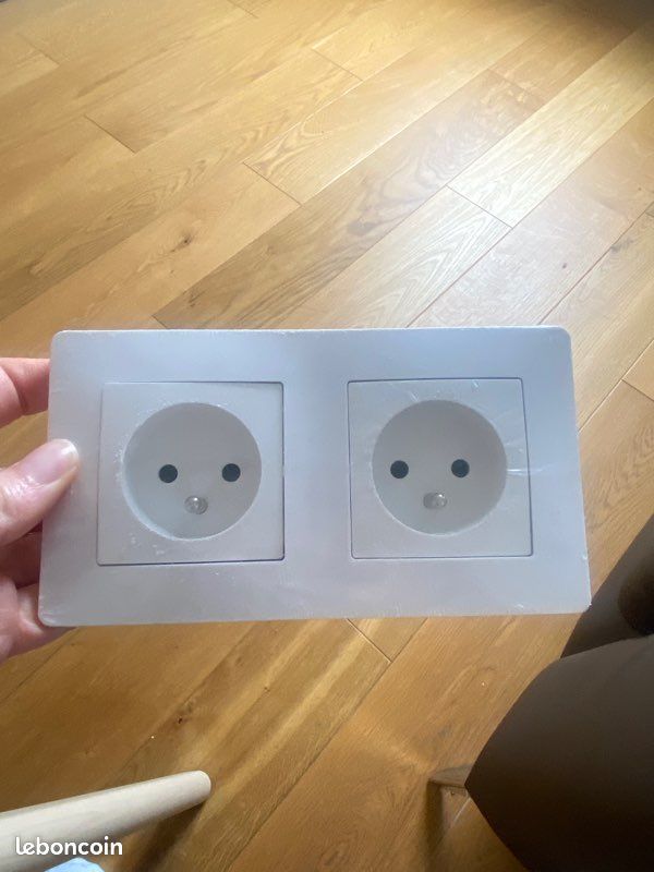 Double prise avec terre precablée (image 1)