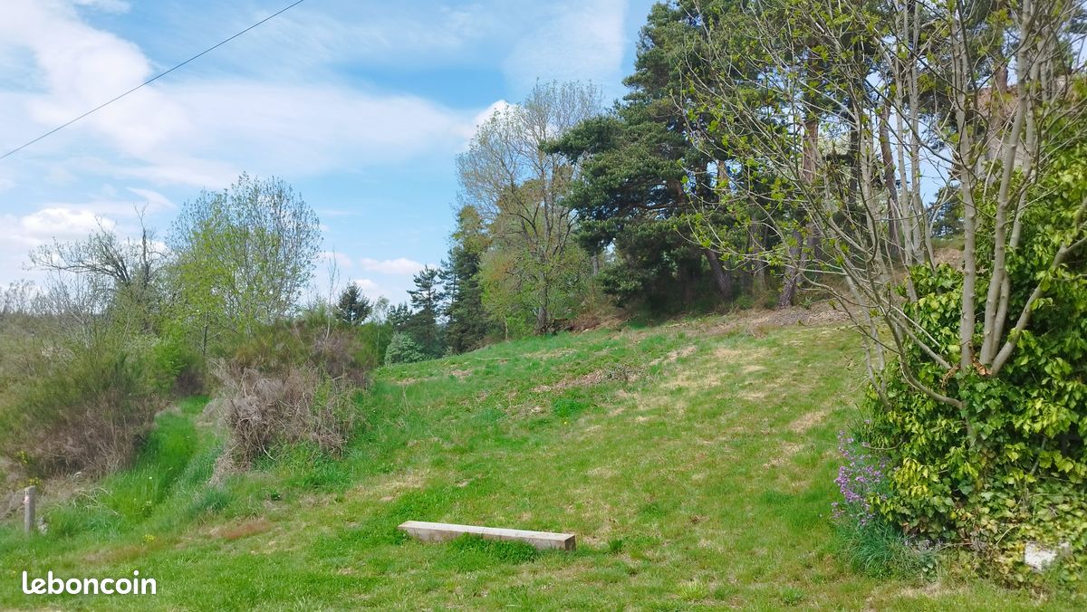EXCLUSIF Terrain constructible 3 215 m2 rare vue imprenable, tranquille, proche centre-bourg sur la commune d'Usson-en-Forez 