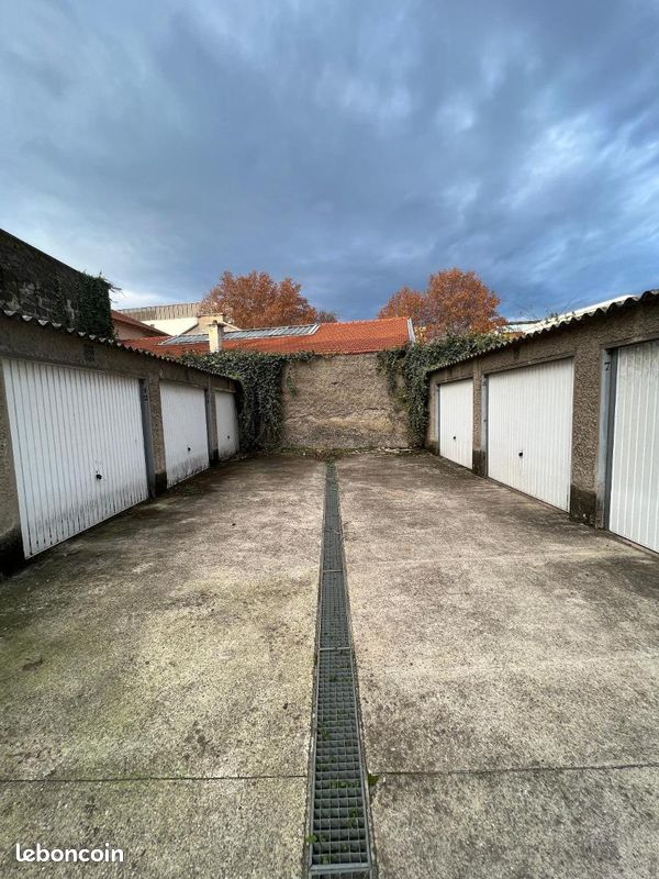 Garage / box LYON · 75 €/mois