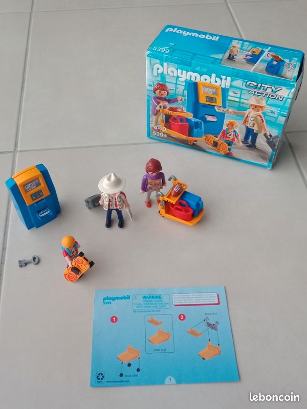Playmobil Famille de vacanciers et borne d'enregistrement (image 4)
