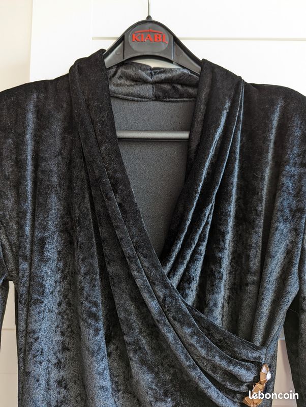 Robe noire velours à épaulettes avec strass T. M (image 2)