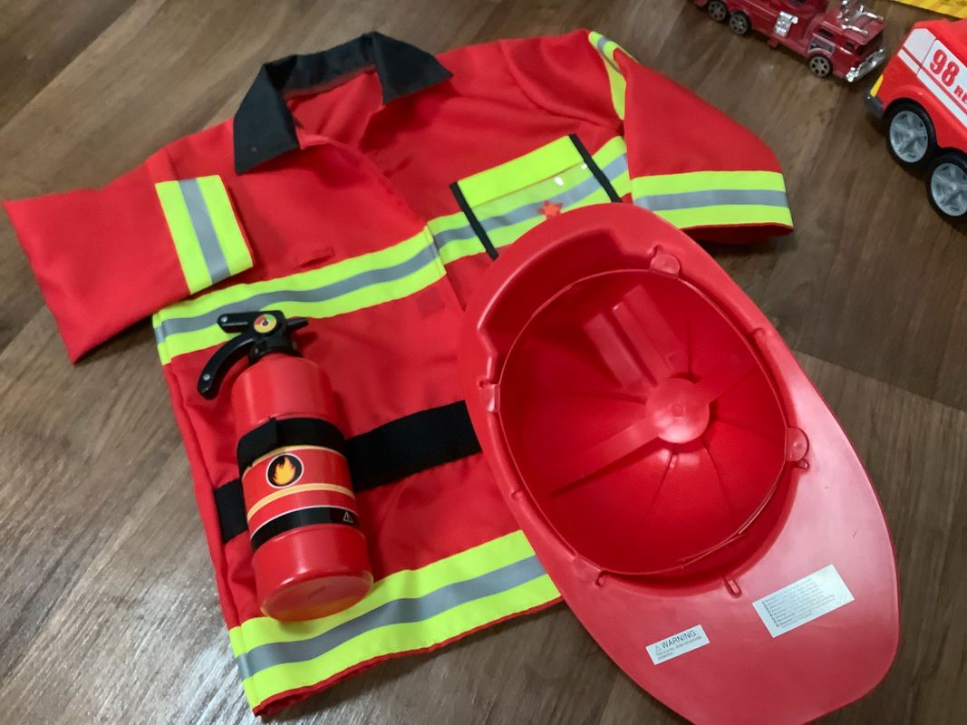 Simba Sam le Pompier kit de Déguisement + Casque Veste de Sécurité NEUF