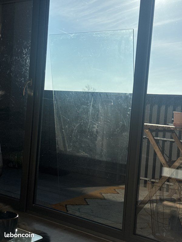 Plateau de table en verre - griffure visible en contre jour (image 3)