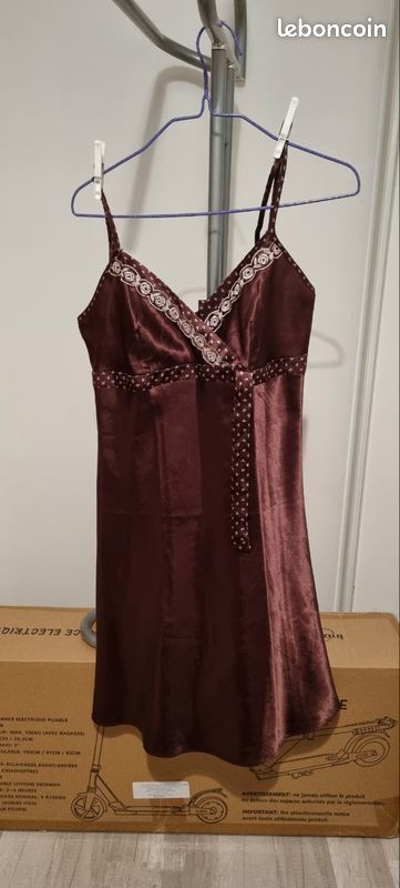 Chemise de nuit bordeaux (image 1)