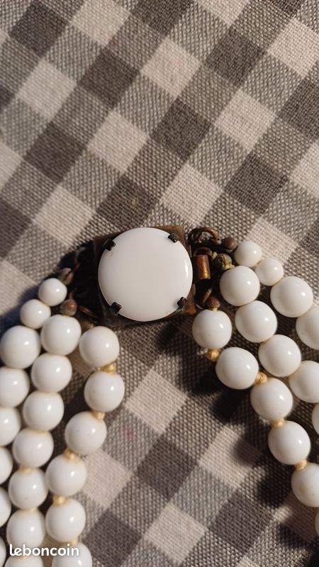 Collier vintage en faience blanche 3 rangs (image 2)
