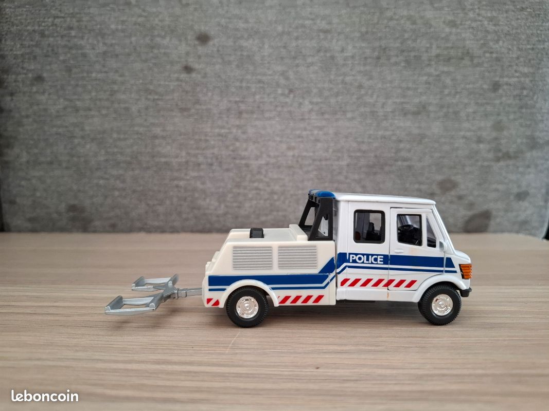 Miniature Renault Trafic Police Lille - HONGWELL OLIEX CARARAMA 1/43