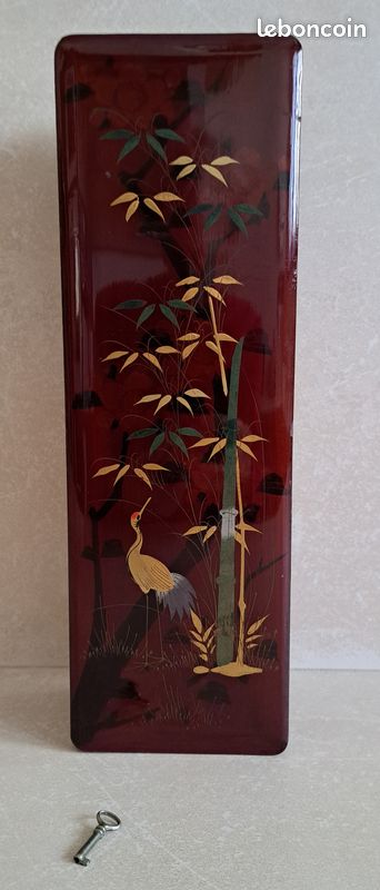 Boîte ancienne en bois laqué rouge foncé (image 1)