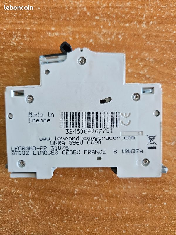 Legrand 4006775 - Disjoncteur P+N DNX³4500 6kA 230V~ 20A courbe C - 1 module (image 2)
