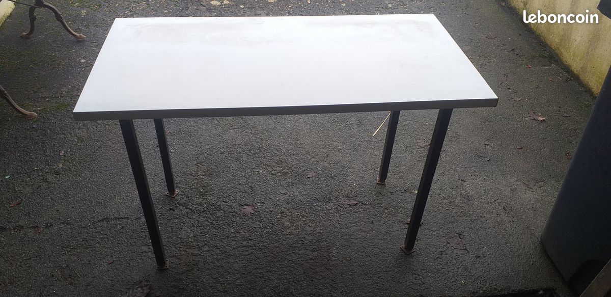 Table en bois dessus formica pieds en fer (image 1)
