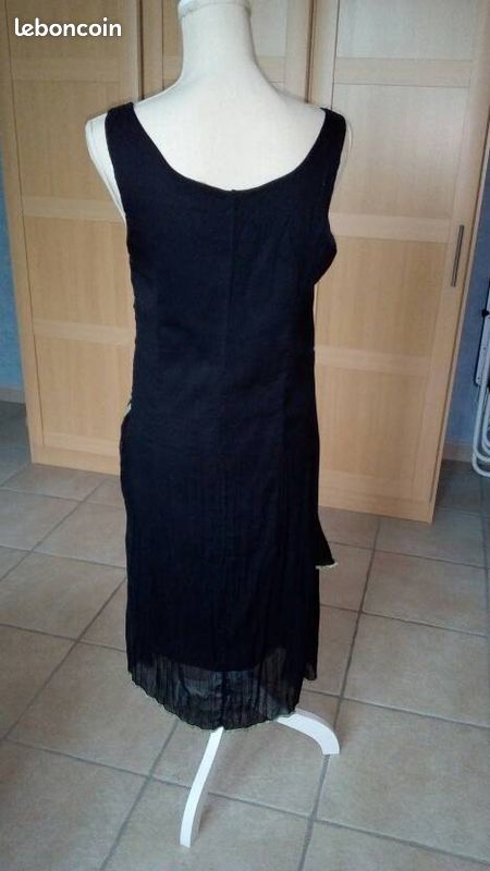 Robe longue noire à coutures vertes (image 2)