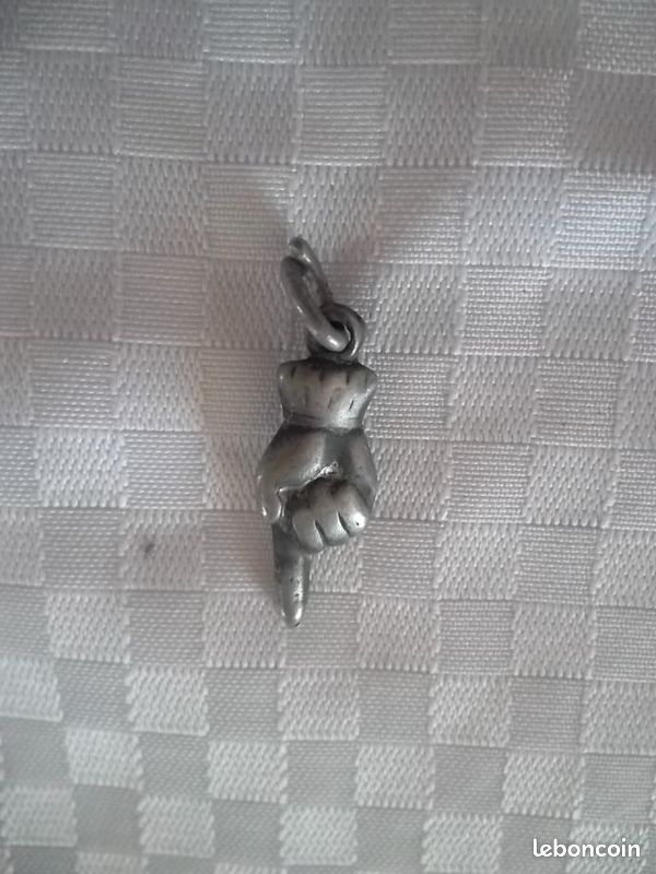 Pendentif en forme de main avec doigt (image 1)