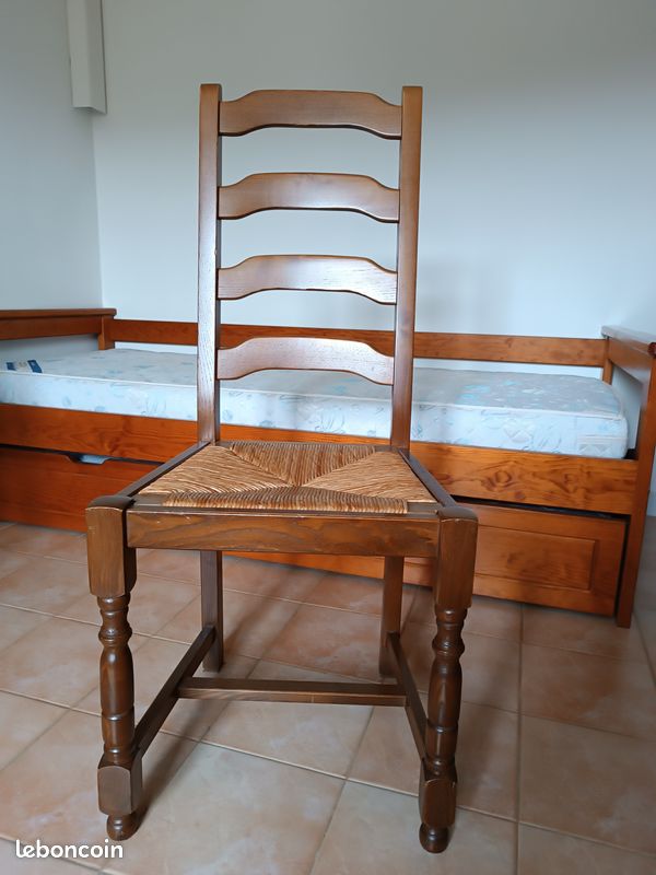 Chaise en bois avec assise en paille (image 1)