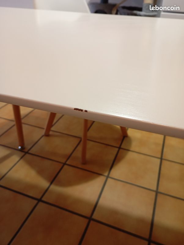 Table (image 3)