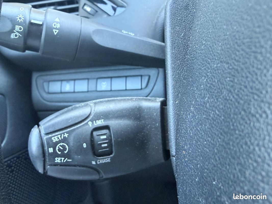 Peugeot 208 1.6 bluehdi 75ch premium (image 16)