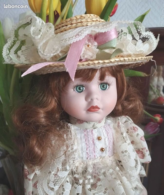 Très belle poupée ancienne tête porcelaine dans sa valise de transport et ses tenues de rechange - Antiquités