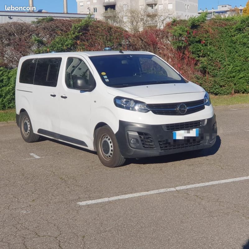 Opel Vivaro Ambulance (image 2)