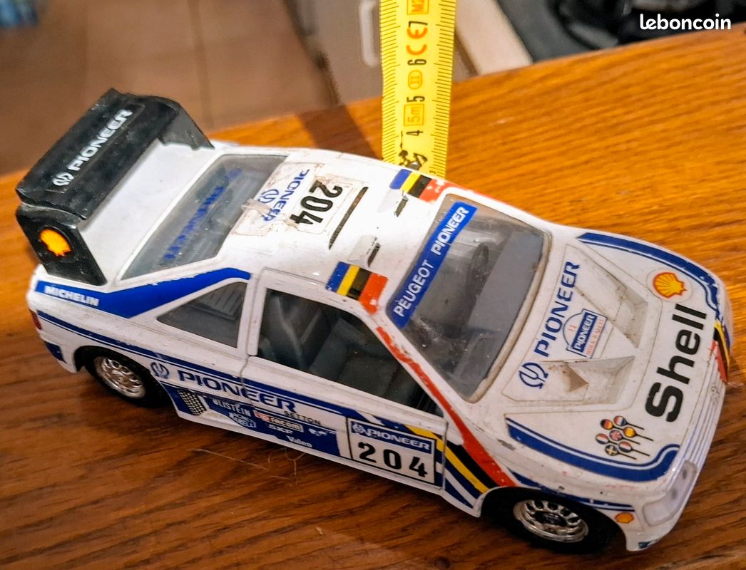 Miniature Burago 1:24 - Peugeot 405 Turbo 16 Paris Dakar Rallye - Jaune - Neuf En Boîte