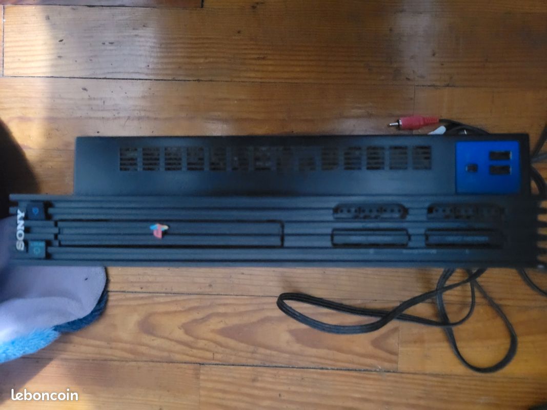 PS2 Fat SCPH-39004 + Manette Officielle PS One DualShock + 8 Jeux Complets (Dont Raretés) prix négociable (image 2)