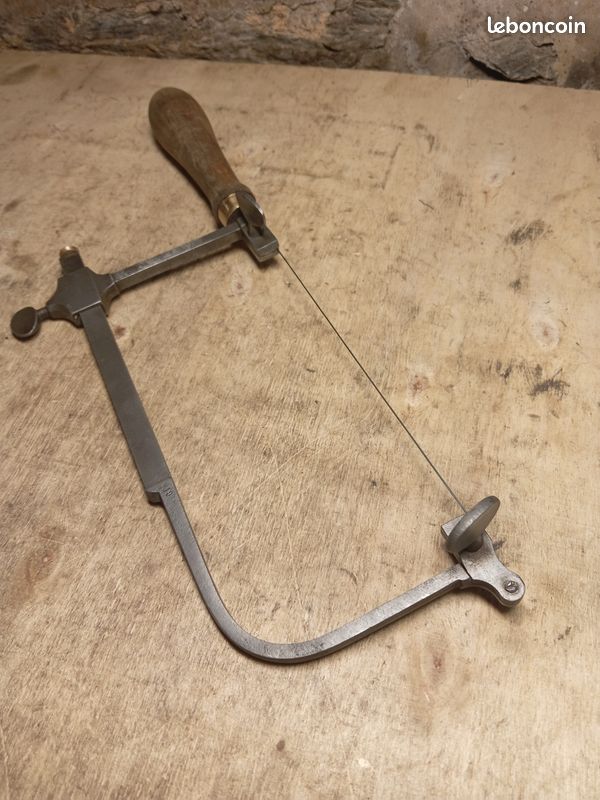 Présentation d'un établi horloger vintage avec des outils à main Photo
