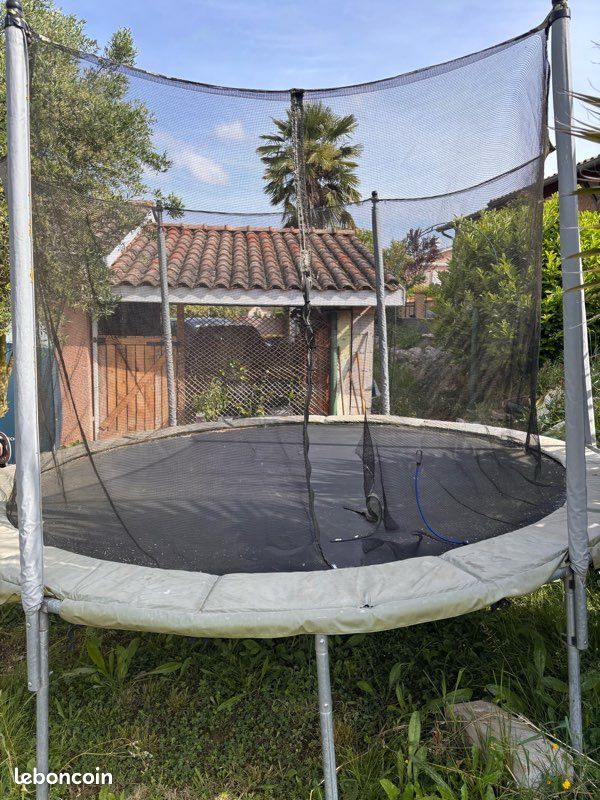 Vend trampoline grande taille (image 2)