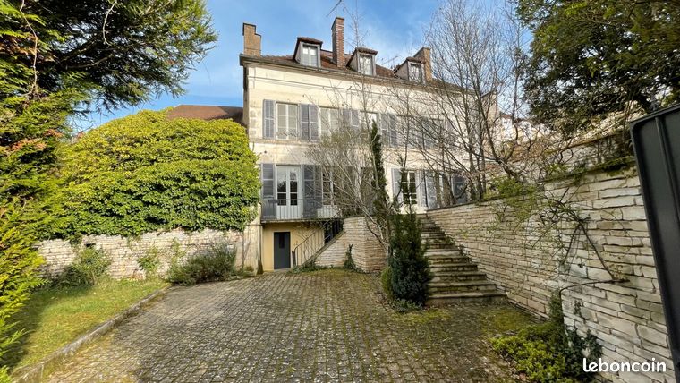 Maison 9 pièces 277 m²
