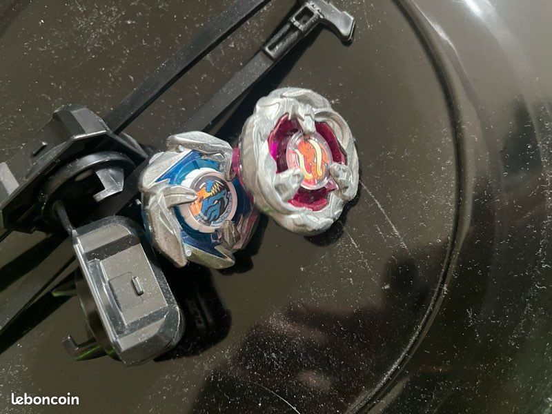 Arène beyblade et deux toupies (image 3)