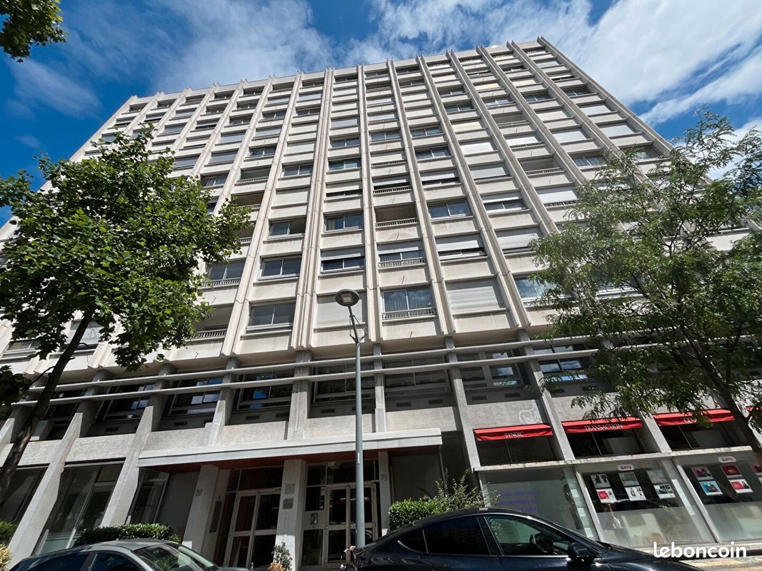 Parking/box LYON · 123 €