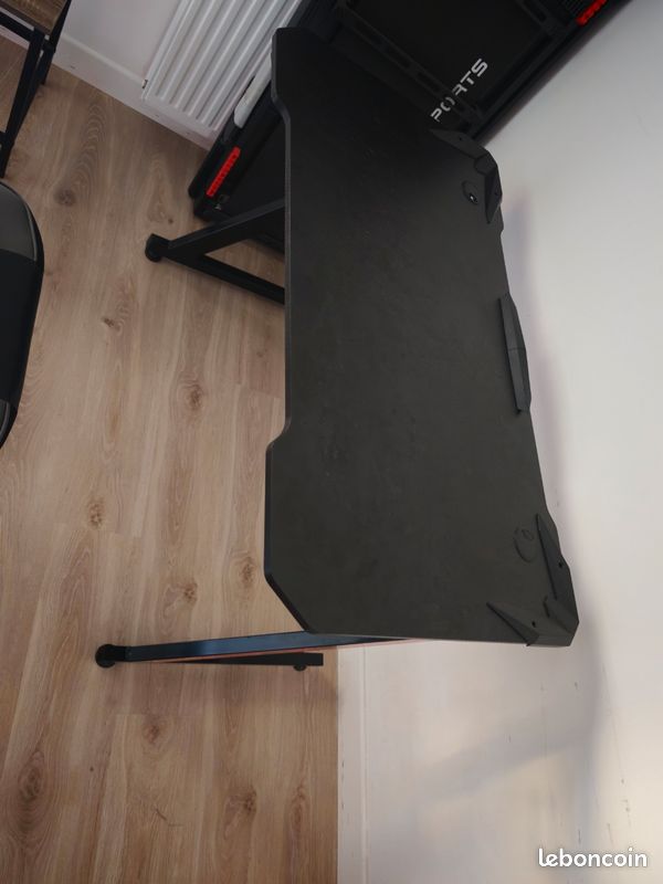 Bureau gaming noir avec détails rouges – Très bon état (image 1)