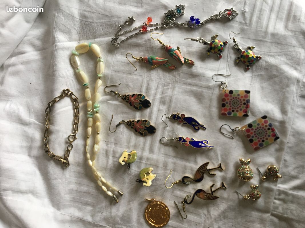 Lot De Bijoux Fantaisie Anciens Et Vintage - Colliers Et Autres Pièces Rares - Modèle R53