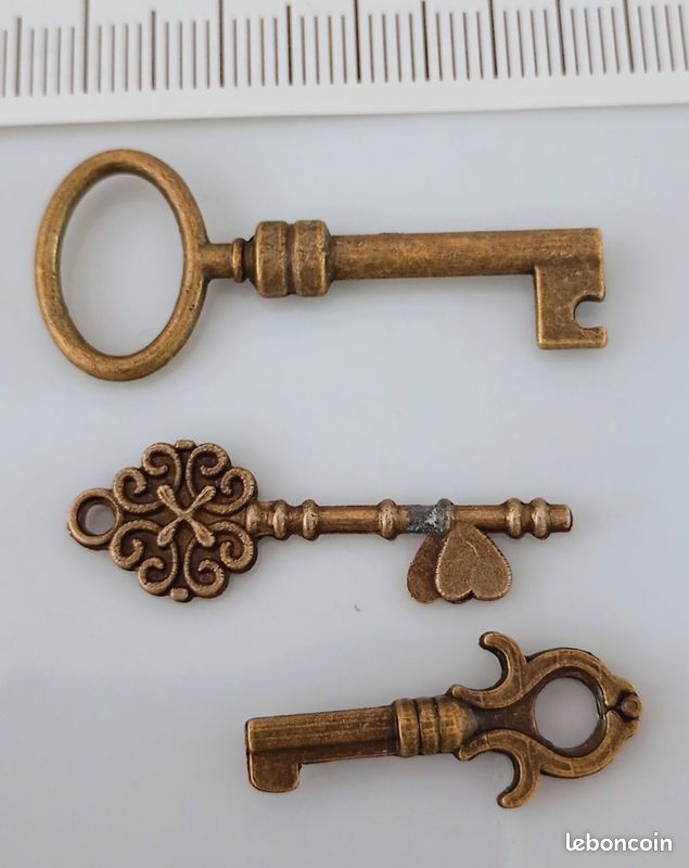 Lot De 20 Breloques Clés Vintage En Laiton Bronze Antique - Pendentifs - Neuf