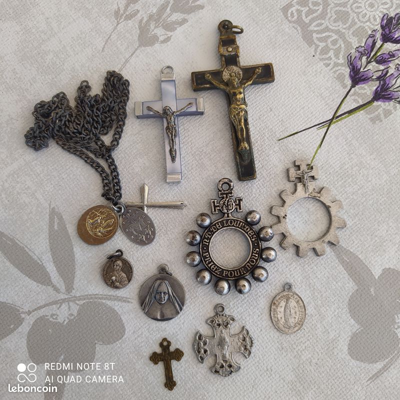 Lot D'anciennes Médailles Religieuses – Occasion – Collection