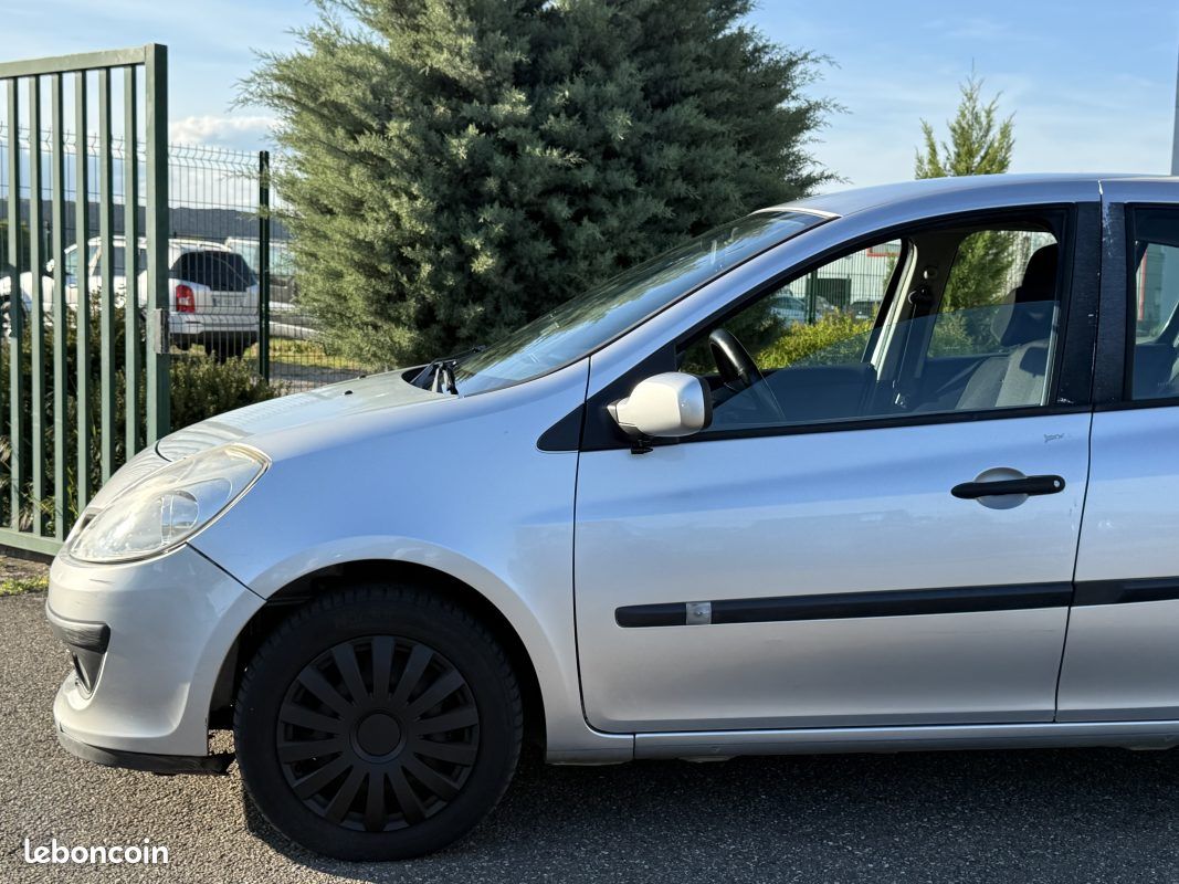 Renault Clio III 1.6 16v 110ch Expression Pour pro ou mécaniciens (image 8)