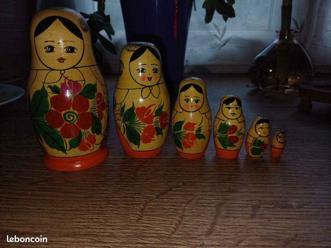 POUPÉES RUSSES EMBOÎTABLES MATRIOCHKA PEINTE