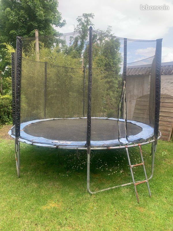 Trampoline (image 1)