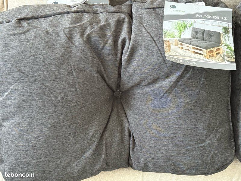 Petits coussins neufs gris (image 1)