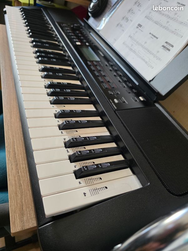 Clavier Portable Yamaha PSR-E383 61 Touches - 650 Sons Pour Débutants Avec Flowkey
