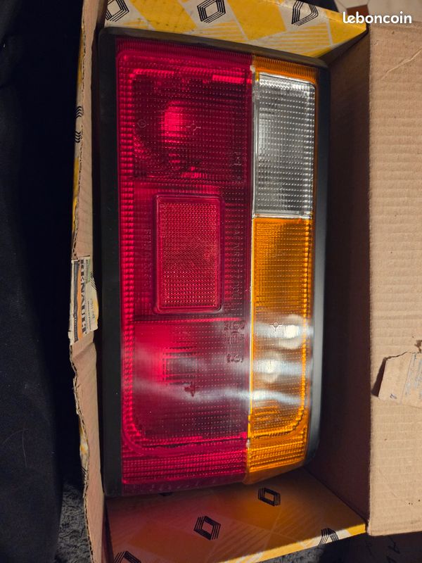 Feu arrière Renault 9 turbo (image 1)